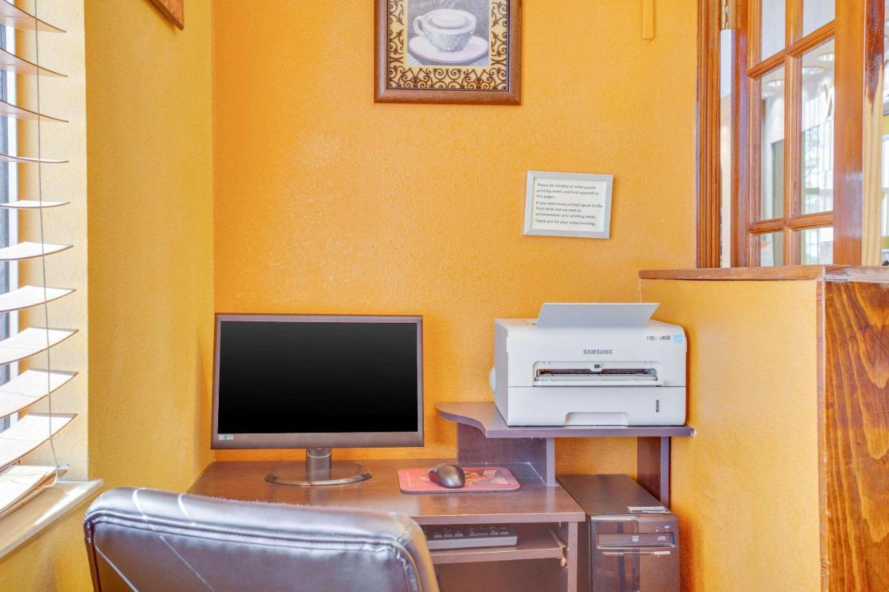 Econo Lodge Inn & Suites Albuquerque East I-40 Eubank Exit Bagian luar foto