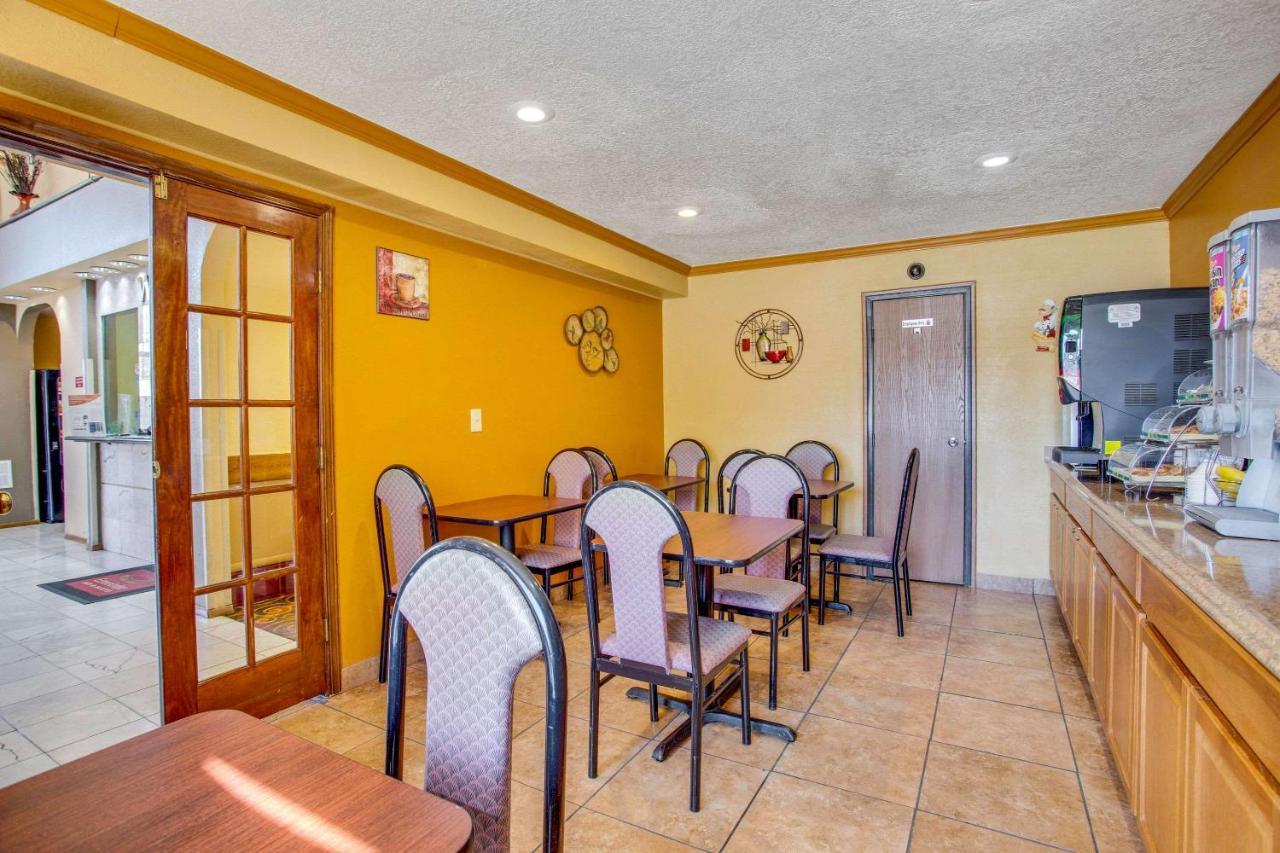 Econo Lodge Inn & Suites Albuquerque East I-40 Eubank Exit Bagian luar foto