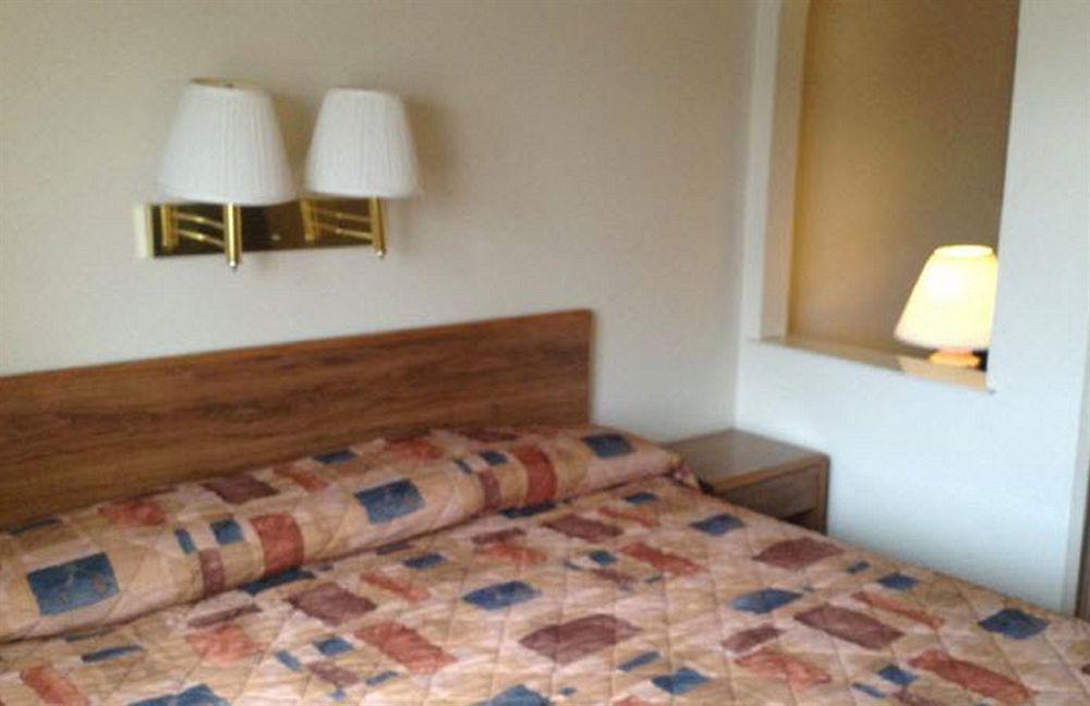 Econo Lodge Inn & Suites Albuquerque East I-40 Eubank Exit Bagian luar foto
